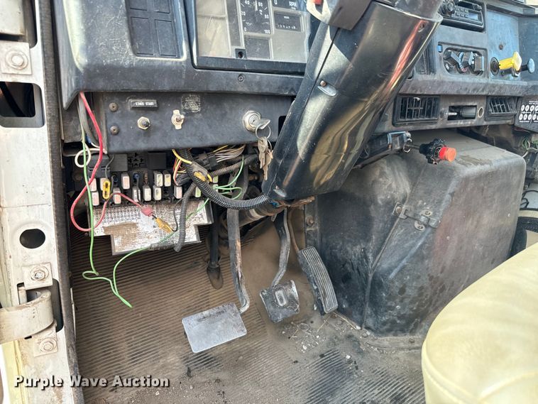 image for item MU9957 1995 International 4700 flatbed truck