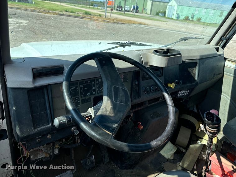 image for item MU9957 1995 International 4700 flatbed truck