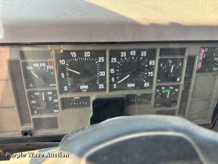 image for item MU9957 1995 International 4700 flatbed truck