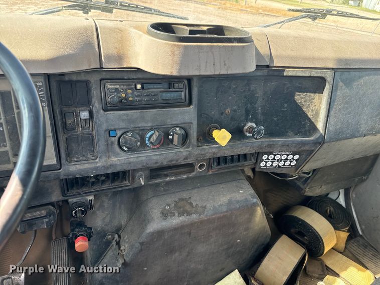 image for item MU9957 1995 International 4700 flatbed truck