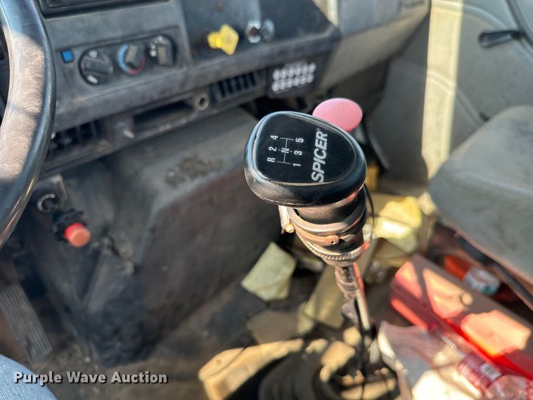 image for item MU9957 1995 International 4700 flatbed truck