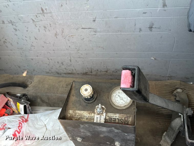 image for item MU9957 1995 International 4700 flatbed truck