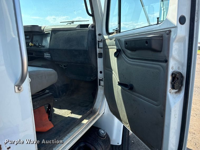 image for item MU9957 1995 International 4700 flatbed truck