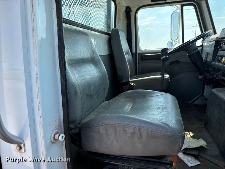 image for item MU9957 1995 International 4700 flatbed truck