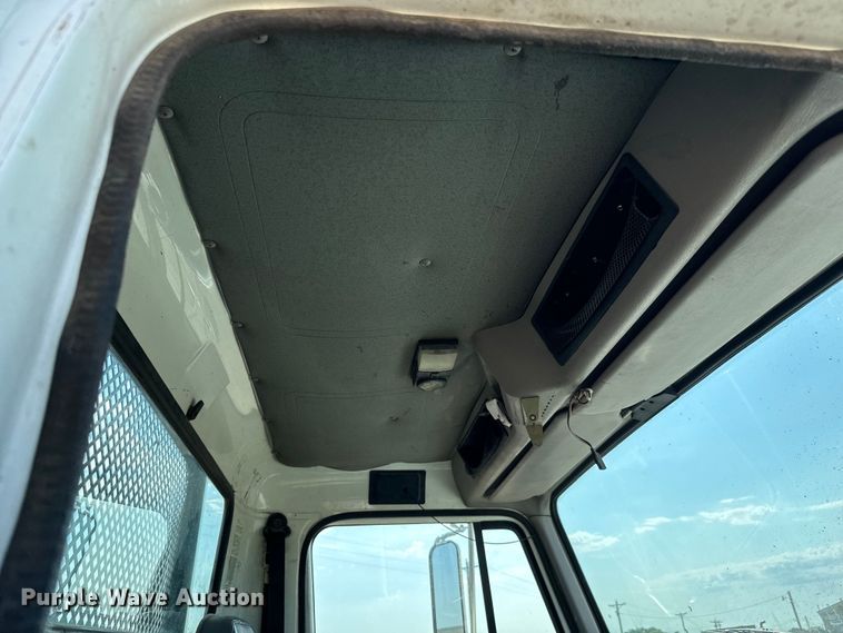 image for item MU9957 1995 International 4700 flatbed truck