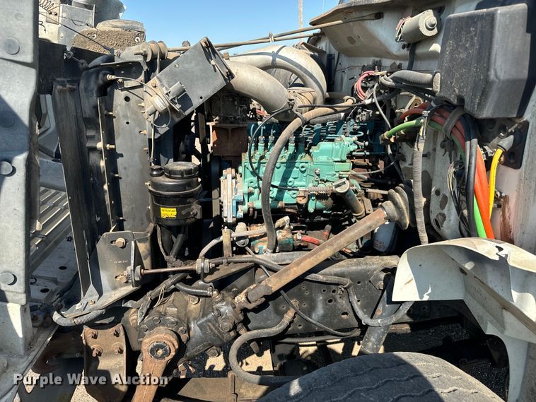 image for item MU9957 1995 International 4700 flatbed truck