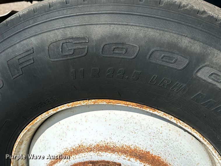 image for item MU9957 1995 International 4700 flatbed truck