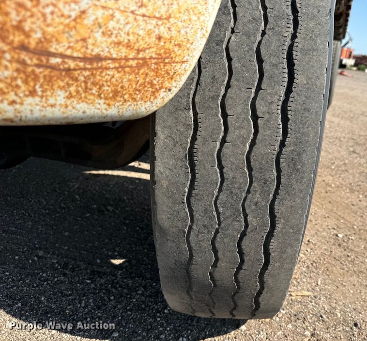 image for item MU9957 1995 International 4700 flatbed truck