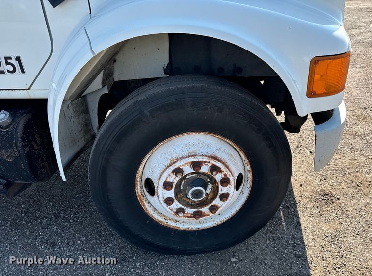 image for item MU9957 1995 International 4700 flatbed truck