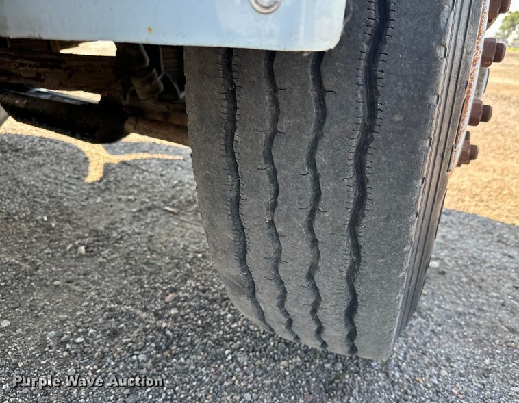 image for item MU9957 1995 International 4700 flatbed truck