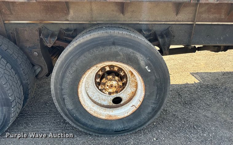 image for item MU9957 1995 International 4700 flatbed truck