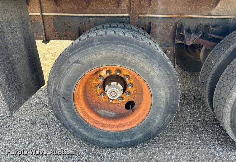 image for item MU9957 1995 International 4700 flatbed truck