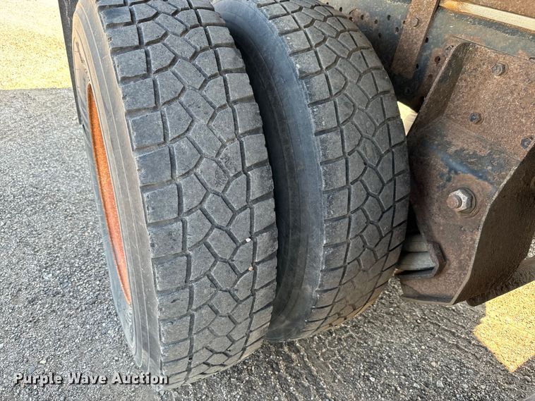 image for item MU9957 1995 International 4700 flatbed truck