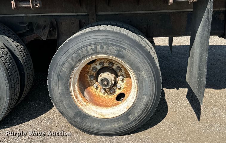 image for item MU9957 1995 International 4700 flatbed truck