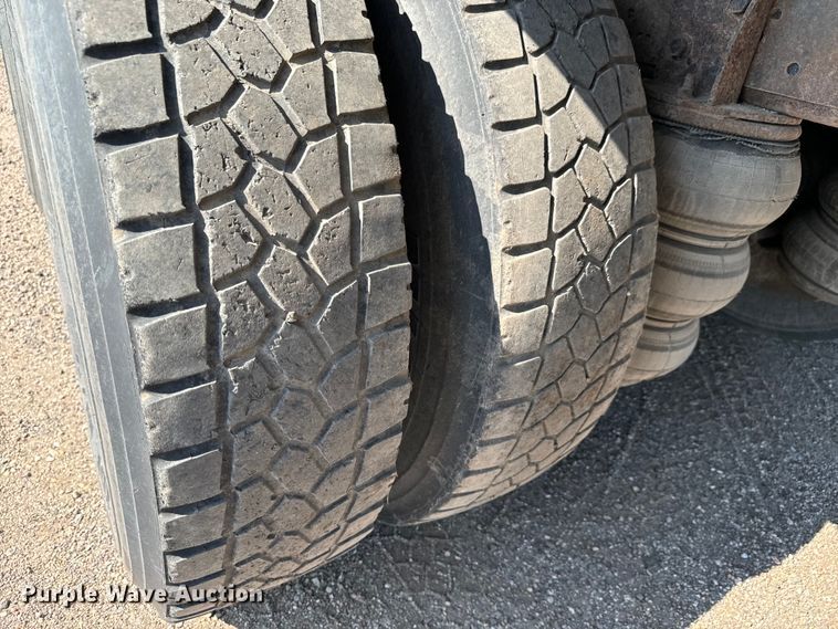 image for item MU9957 1995 International 4700 flatbed truck