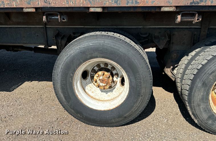 image for item MU9957 1995 International 4700 flatbed truck