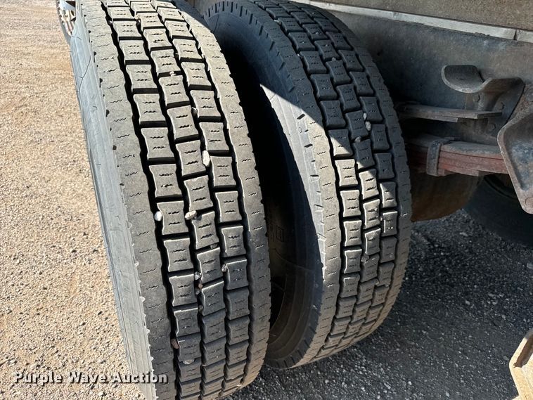 image for item MU9957 1995 International 4700 flatbed truck