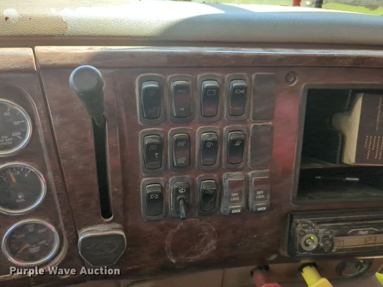 image for item NG9976 2005 Mack  CV713 Granite  roll-off container truck