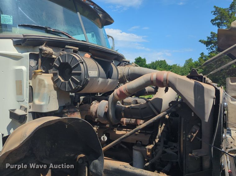 image for item NG9976 2005 Mack  CV713 Granite  roll-off container truck