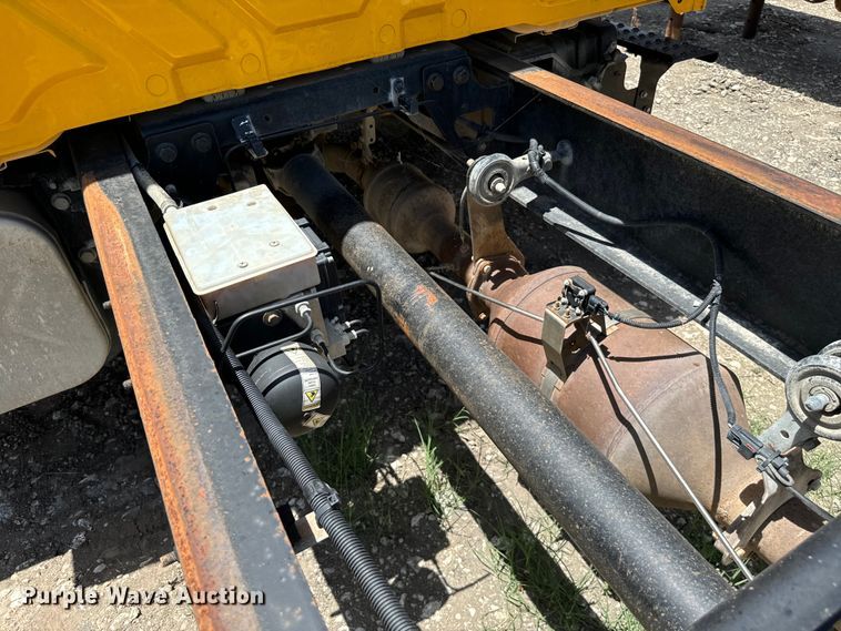 image for item NQ9653 2011 International  DuraStar 4300 truck cab and chassis