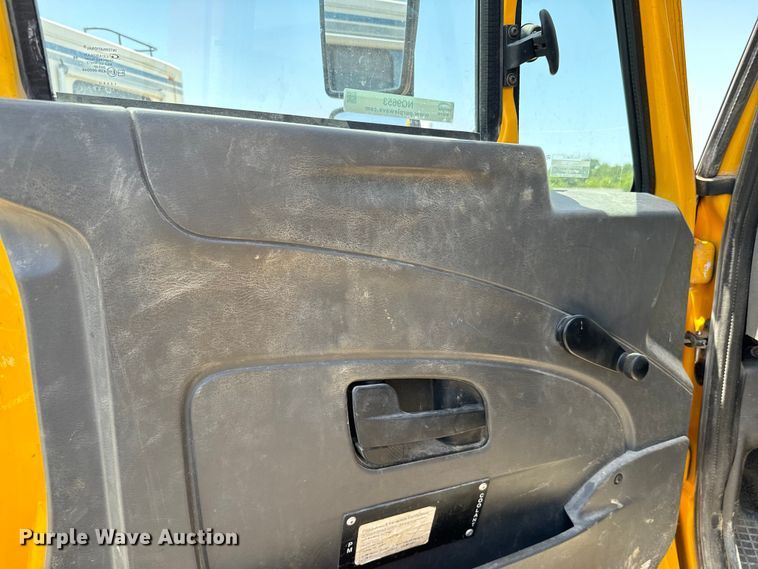 image for item NQ9653 2011 International  DuraStar 4300 truck cab and chassis