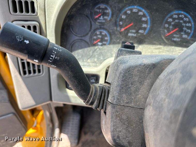 image for item NQ9653 2011 International  DuraStar 4300 truck cab and chassis