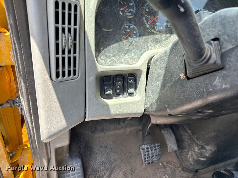 image for item NQ9653 2011 International  DuraStar 4300 truck cab and chassis