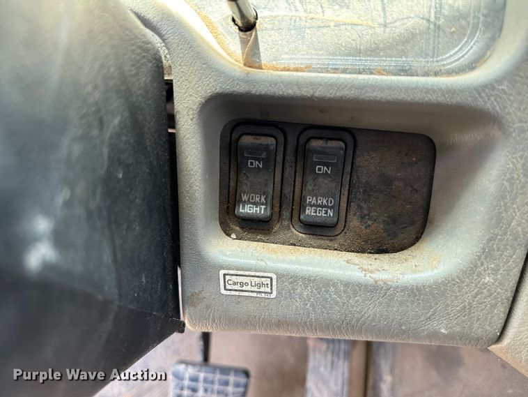 image for item NQ9653 2011 International  DuraStar 4300 truck cab and chassis