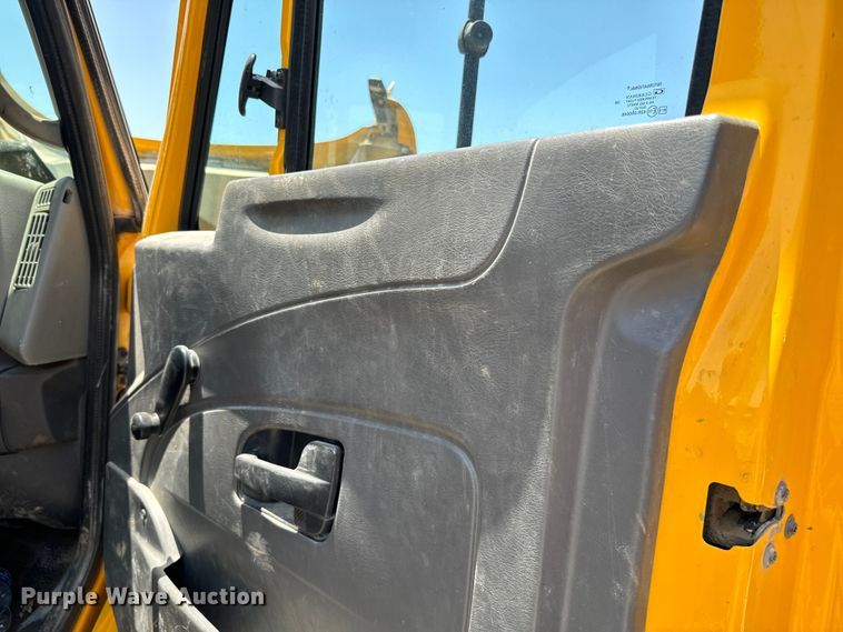 image for item NQ9653 2011 International  DuraStar 4300 truck cab and chassis