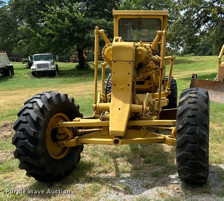 image for item NQ9668 1972 Caterpillar  12F rigid frame motor grader