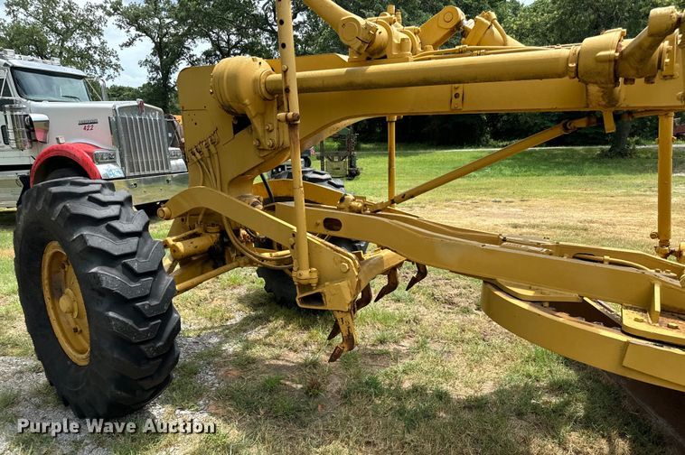 image for item NQ9668 1972 Caterpillar  12F rigid frame motor grader