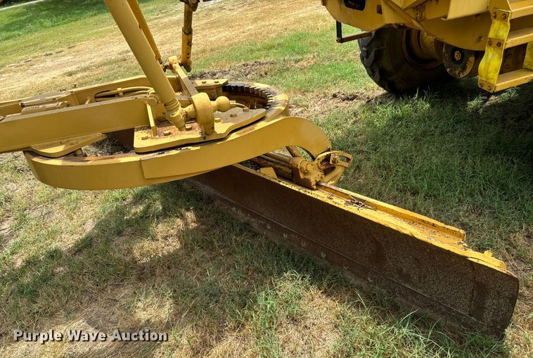 image for item NQ9668 1972 Caterpillar  12F rigid frame motor grader