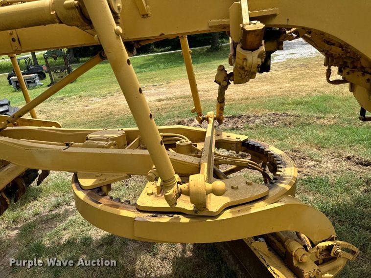 image for item NQ9668 1972 Caterpillar  12F rigid frame motor grader