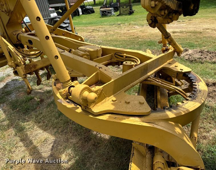 image for item NQ9668 1972 Caterpillar  12F rigid frame motor grader
