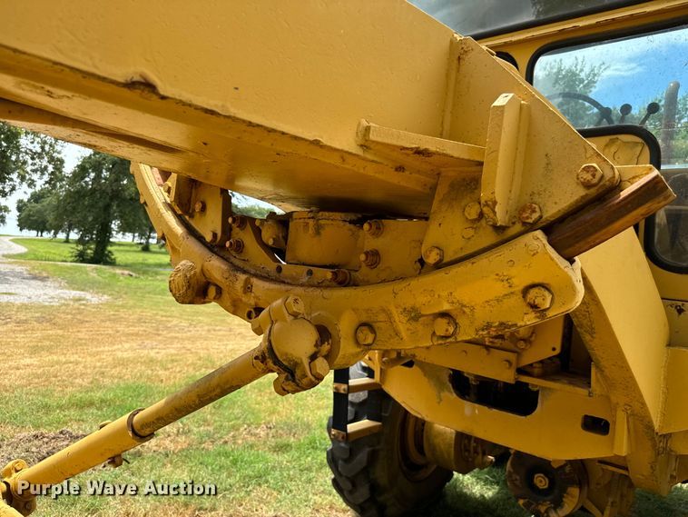 image for item NQ9668 1972 Caterpillar  12F rigid frame motor grader