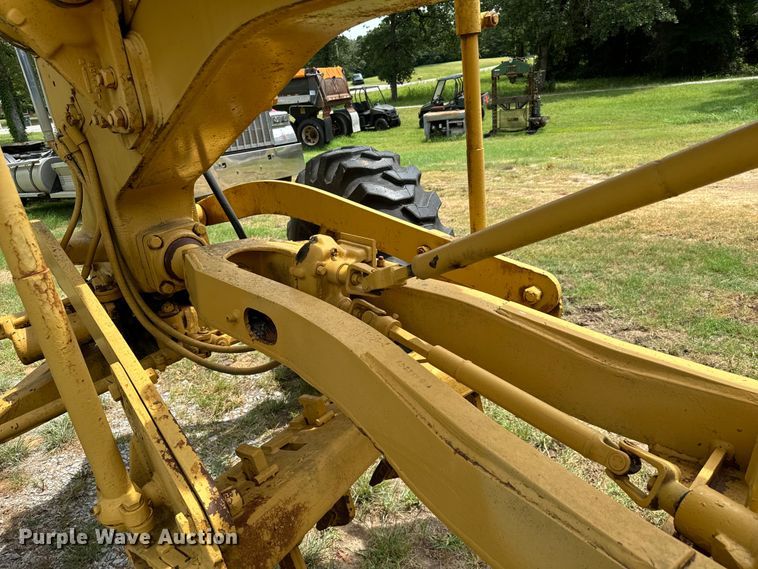 image for item NQ9668 1972 Caterpillar  12F rigid frame motor grader