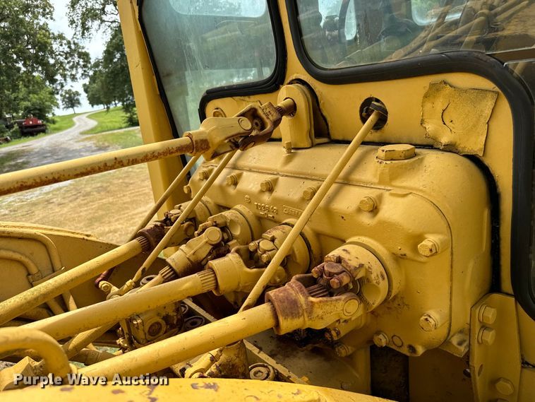 image for item NQ9668 1972 Caterpillar  12F rigid frame motor grader