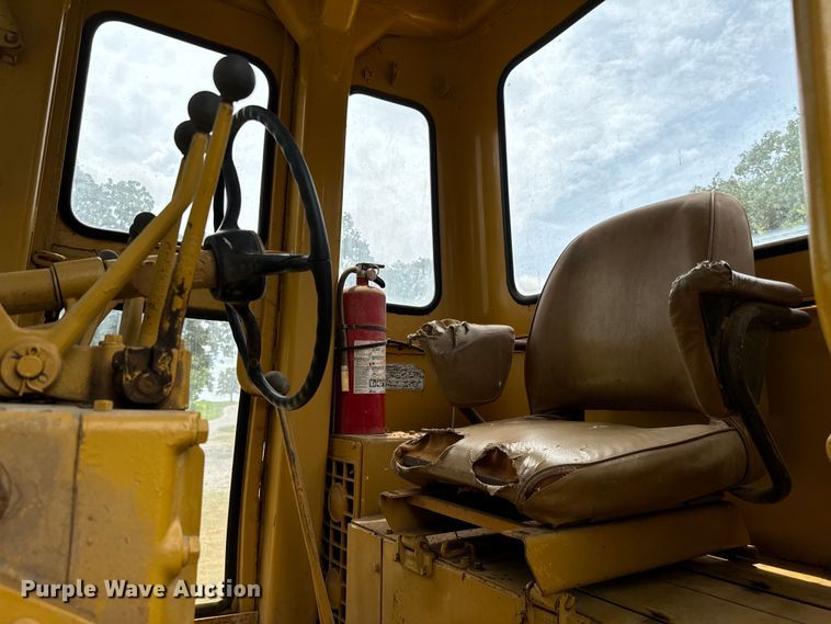 image for item NQ9668 1972 Caterpillar  12F rigid frame motor grader