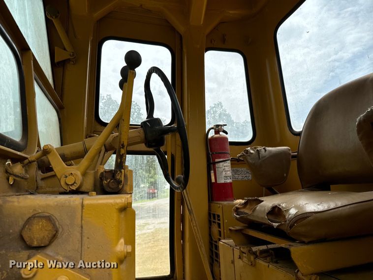 image for item NQ9668 1972 Caterpillar  12F rigid frame motor grader