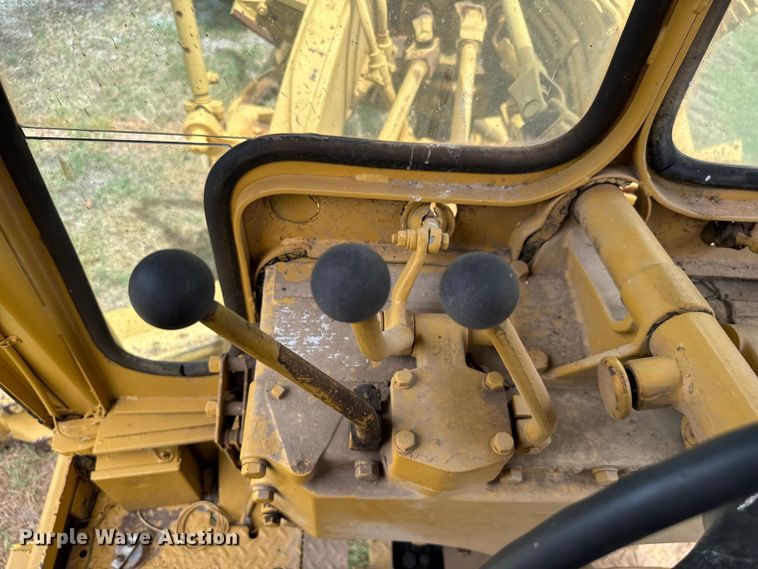 image for item NQ9668 1972 Caterpillar  12F rigid frame motor grader