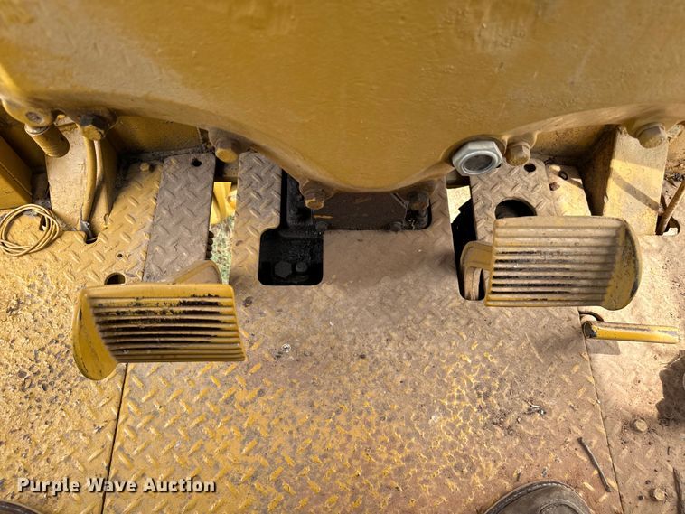 image for item NQ9668 1972 Caterpillar  12F rigid frame motor grader