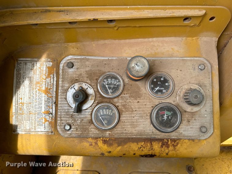 image for item NQ9668 1972 Caterpillar  12F rigid frame motor grader