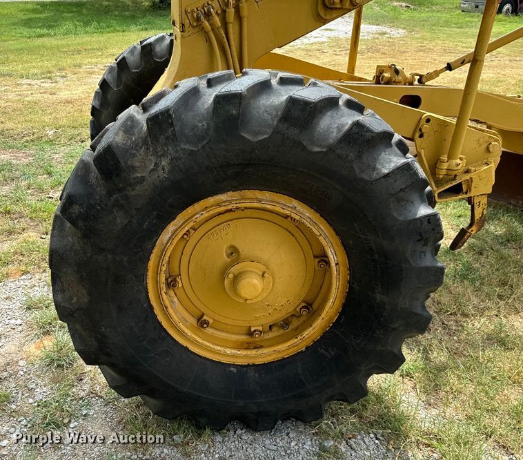 image for item NQ9668 1972 Caterpillar  12F rigid frame motor grader