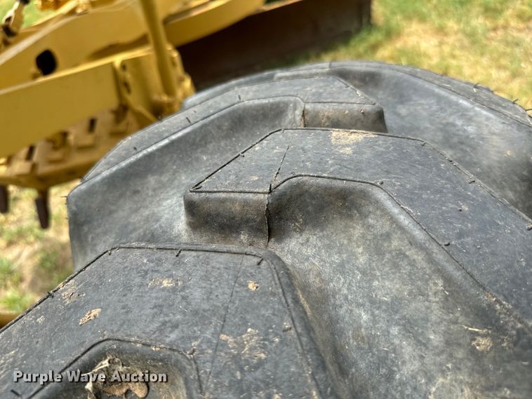 image for item NQ9668 1972 Caterpillar  12F rigid frame motor grader