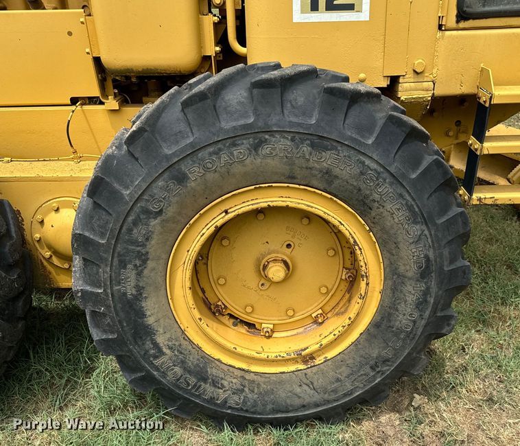 image for item NQ9668 1972 Caterpillar  12F rigid frame motor grader