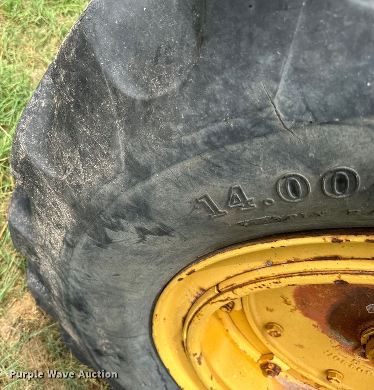 image for item NQ9668 1972 Caterpillar  12F rigid frame motor grader