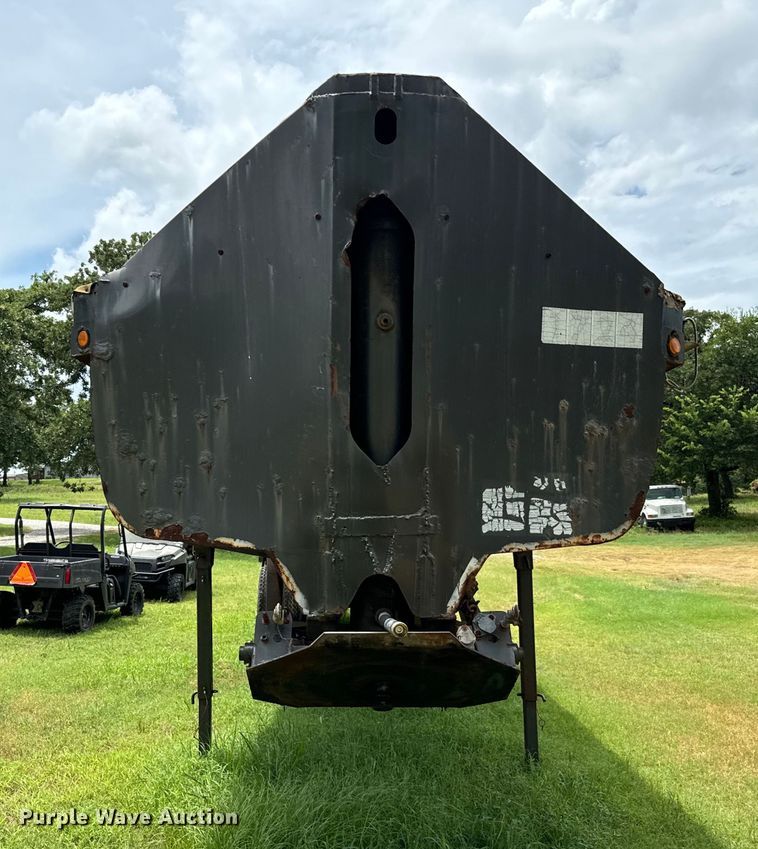 image for item NQ9669 2005 Clement Starlite end dump trailer