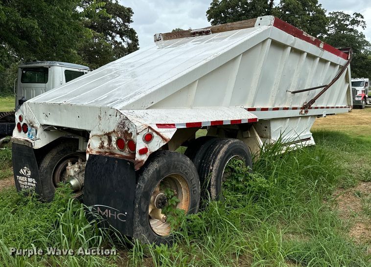 image for item NQ9675 1981 Fruehauf  bottom dump trailer