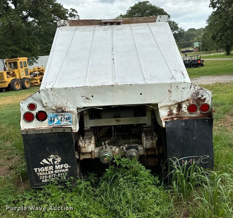 image for item NQ9675 1981 Fruehauf  bottom dump trailer
