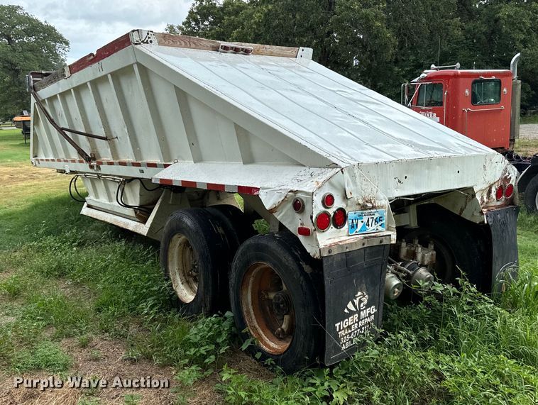 image for item NQ9675 1981 Fruehauf  bottom dump trailer